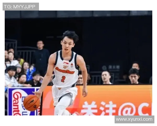 足球明星意外受伤脚部骨折视频引发球迷热议与担忧